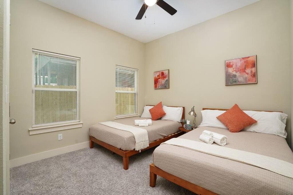 Spacious, Sleeps 6, St Phillips, King Bed San Antonio Exterior photo