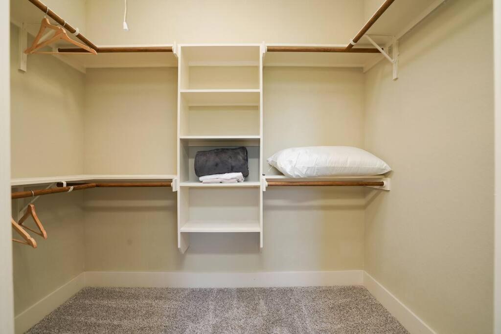Spacious, Sleeps 6, St Phillips, King Bed San Antonio Exterior photo