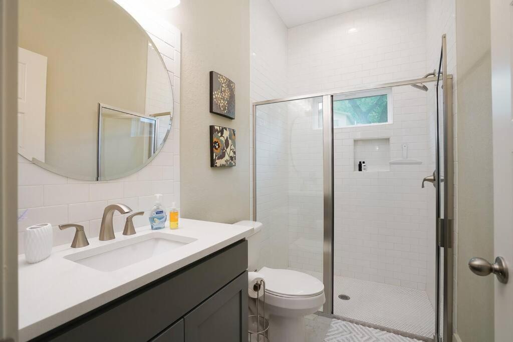 Spacious, Sleeps 6, St Phillips, King Bed San Antonio Exterior photo