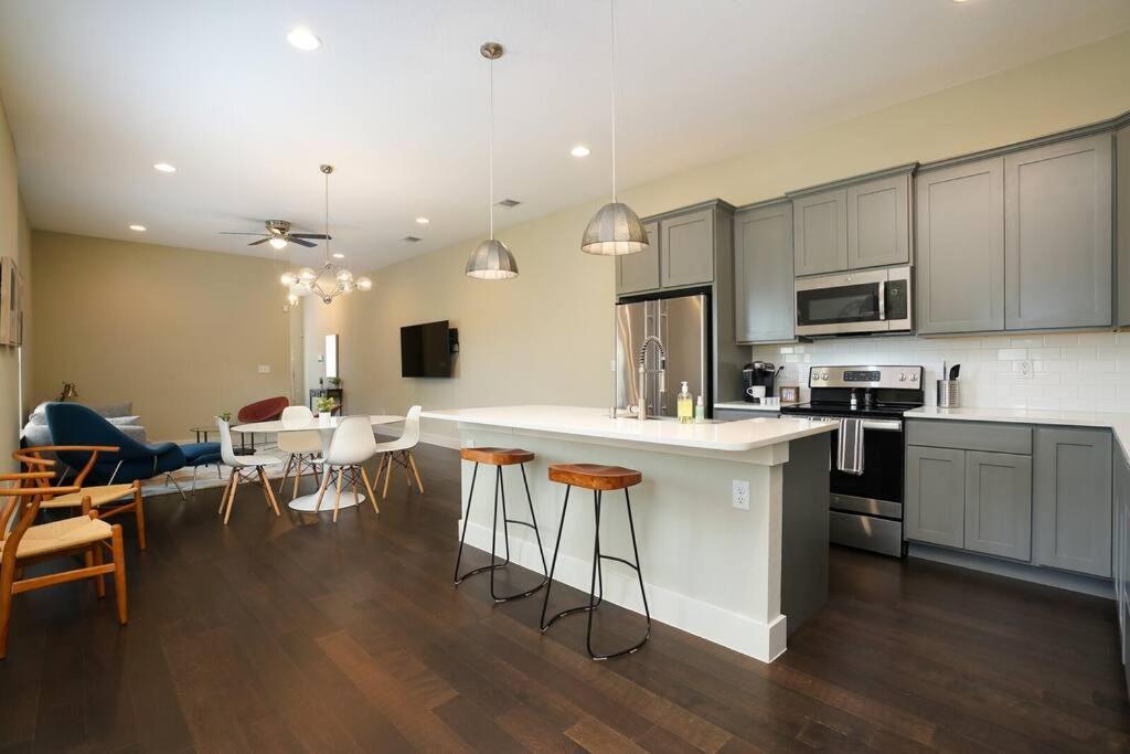 Spacious, Sleeps 6, St Phillips, King Bed San Antonio Exterior photo